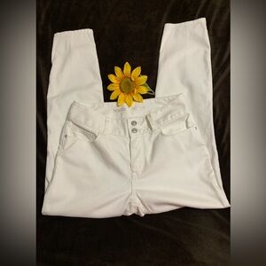 BOSTON PROPER white 98% cotton ladies jeans in size 6 VVGUC